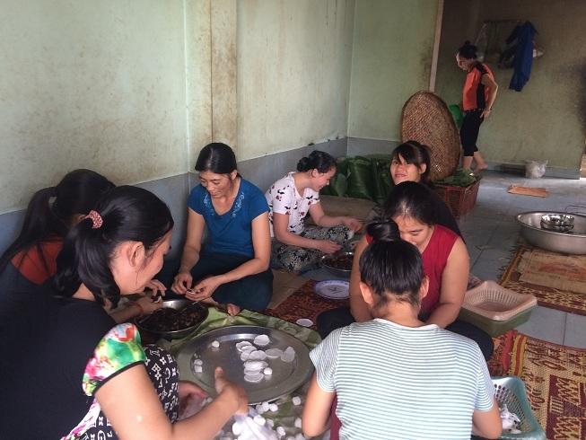 số người làm việc thường xuyên ở xưởng sản xuất bánh lộc Mệ Xuân là khoảng 20 người