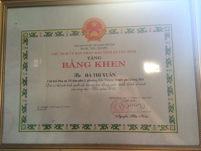 bà Xuân vinh dự được nhận bằng khen của Chủ tịch UBND tỉnh Quảng Bình vì đã có thành tích xuất sắc trong lao động, sản xuất, kinh doanh