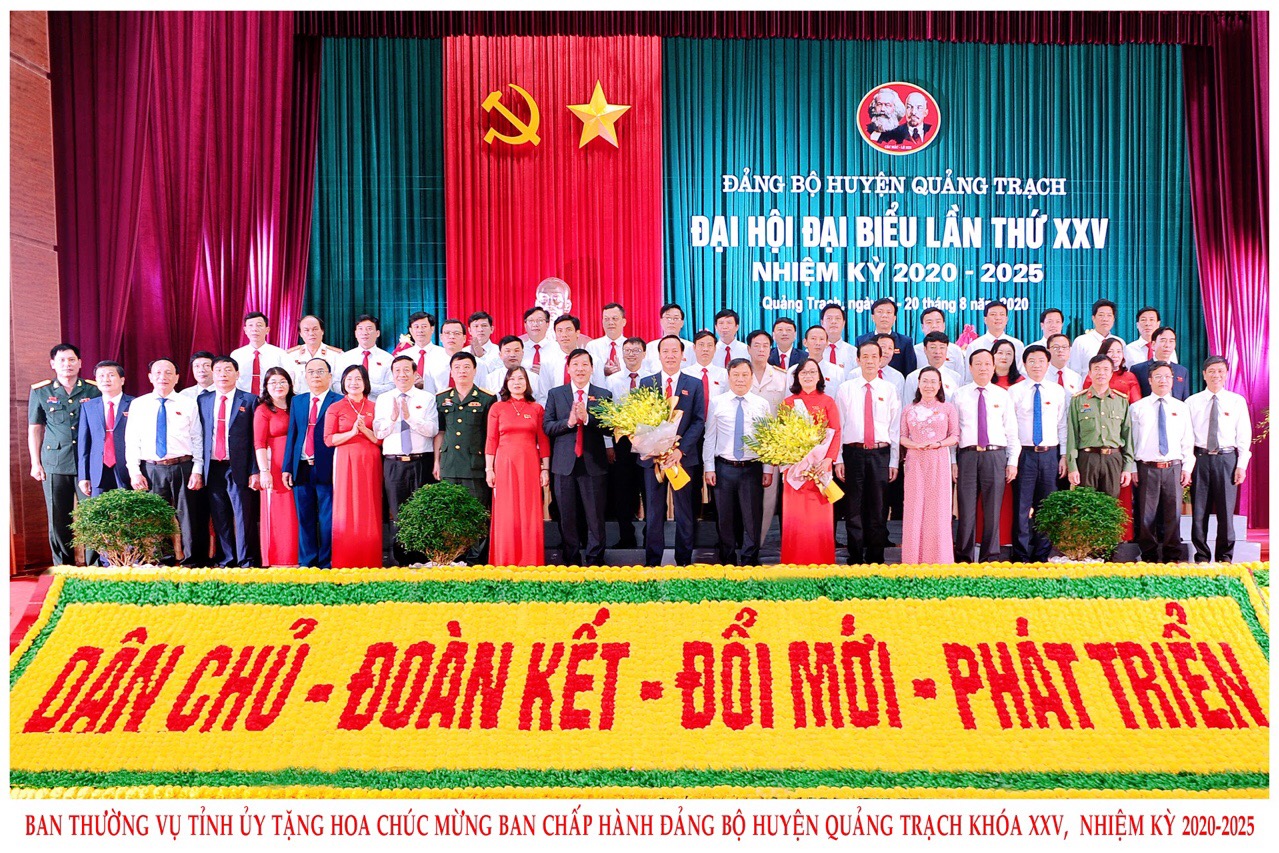 BTV Tỉnh ủy tặng hoa chúc mừng BCH Đảng bộ khóa XXV
