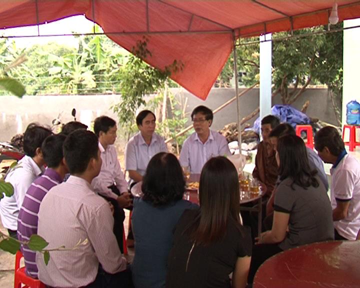 Đồng chí Phan Ngọc Duy, Phó Bí thư Huyện uỷ, Chủ tịch UBND huyện cùng các đồng chí trong đoàn thăm hỏi, động viên và chia buồn cùng gia đình anh Trương Thanh Đông